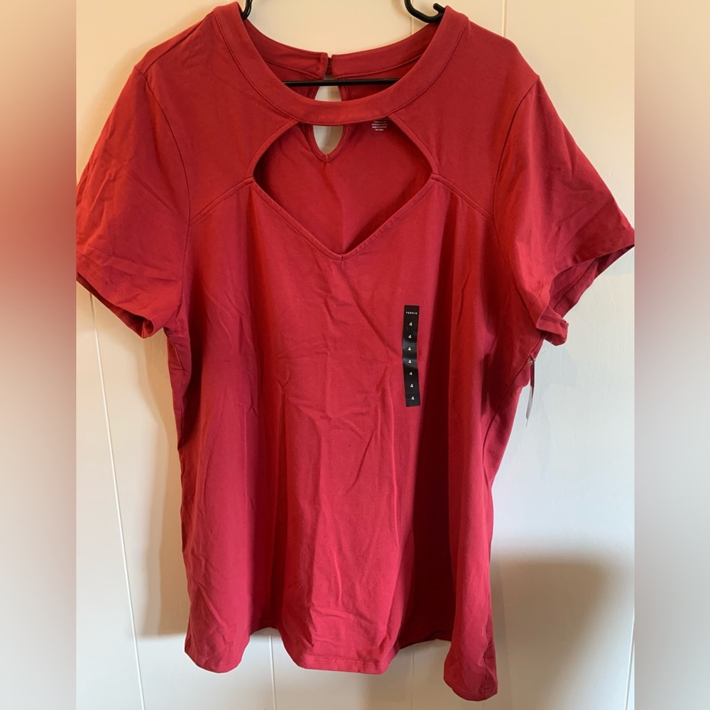 Torrid size 4 Raspberry Key Hole Scuba shirt with tags.